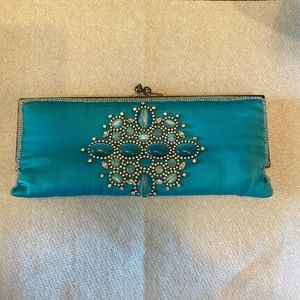 Moyna clutch